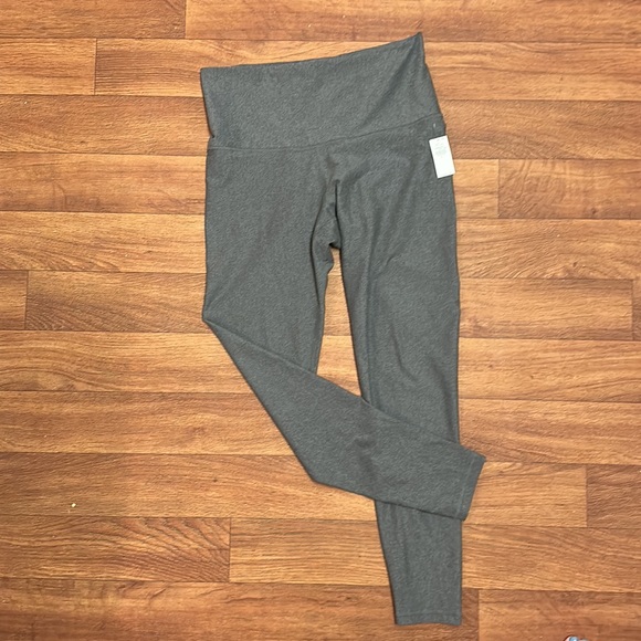 Brand new grey Old Navy active extra high-rise leggings - Picture 3 of 3
